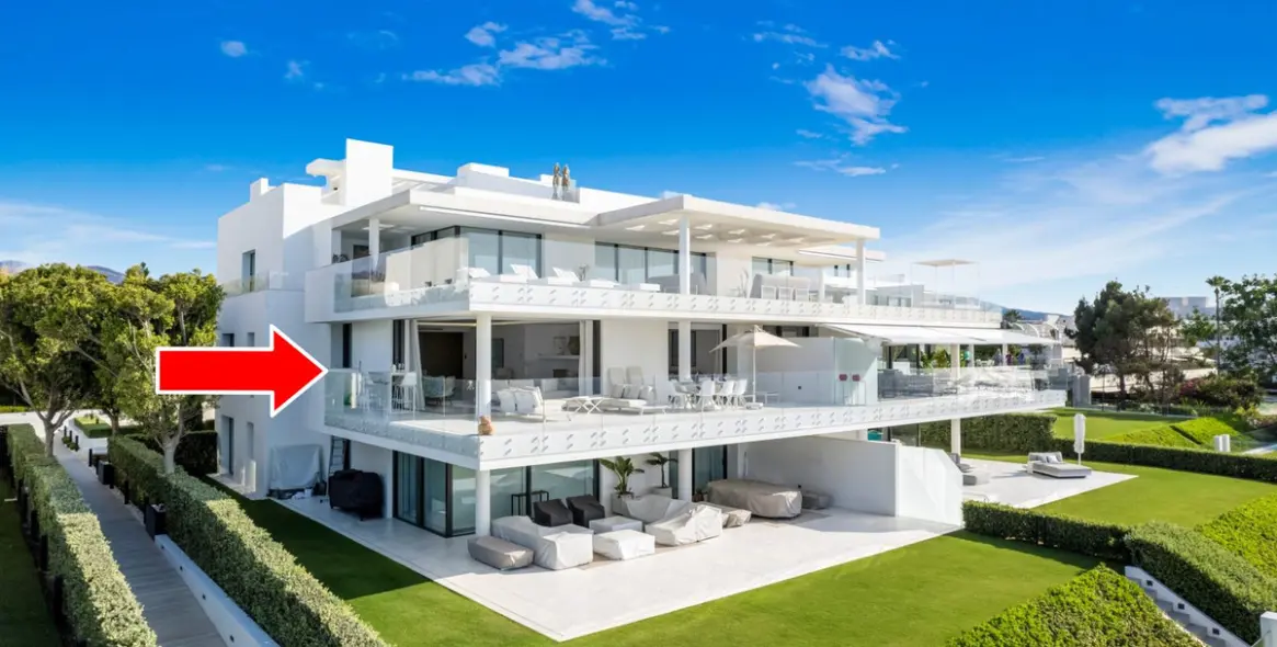Short-term rent of middle floor apartment in Estepona 2
