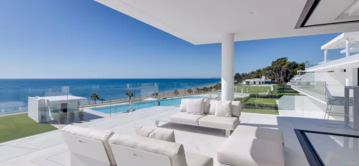 Short-term rent of middle floor apartment in Estepona 2