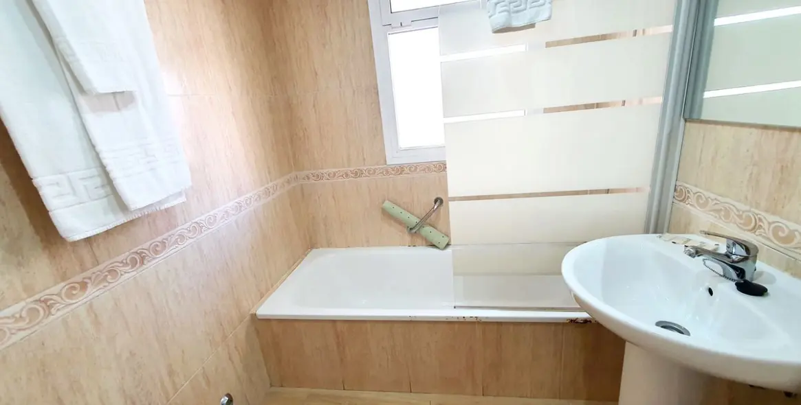 Sale of middle floor apartment in Fuengirola 8