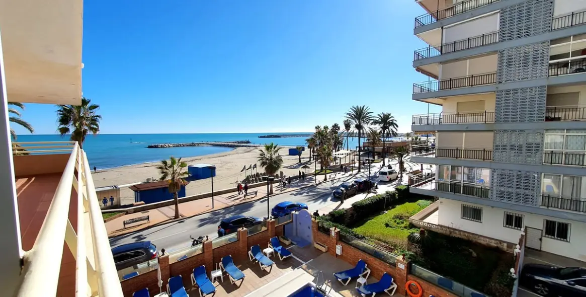 Sale of middle floor apartment in Fuengirola 12