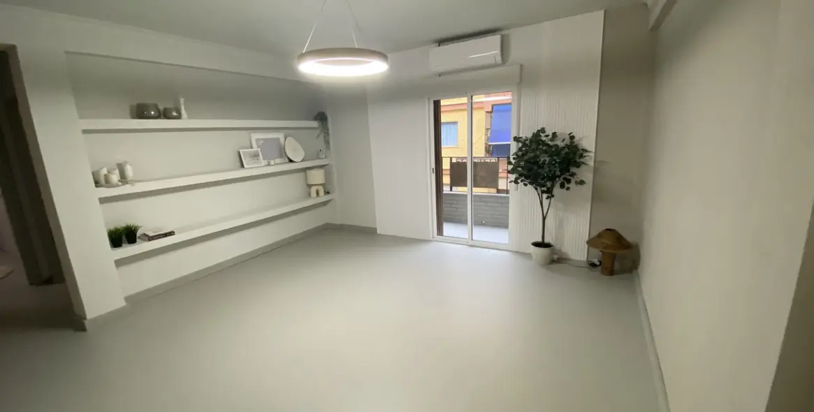 Sale of middle floor apartment in Fuengirola 2