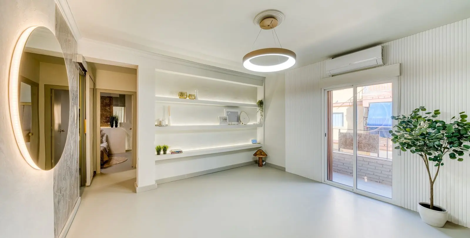 Sale of middle floor apartment in Fuengirola 2