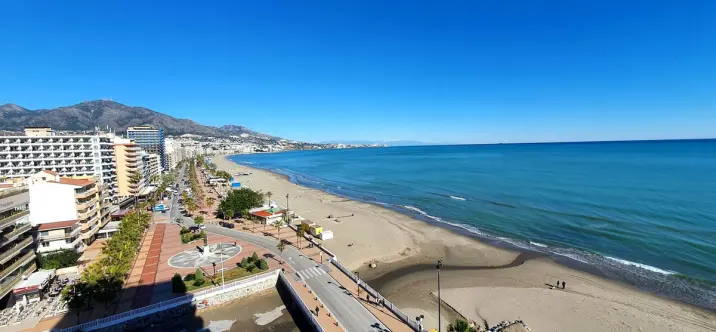 Sale of middle floor apartment in Fuengirola 0