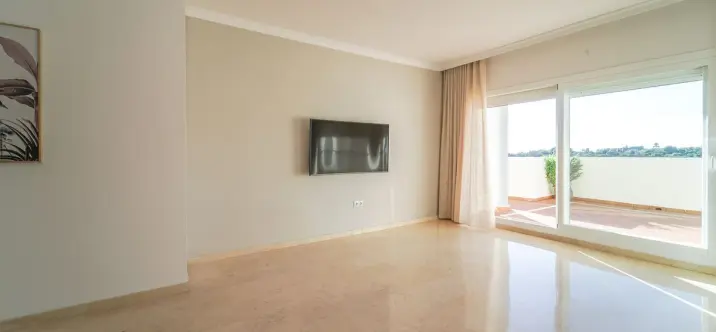 Sale of penthouse in Elviria 3