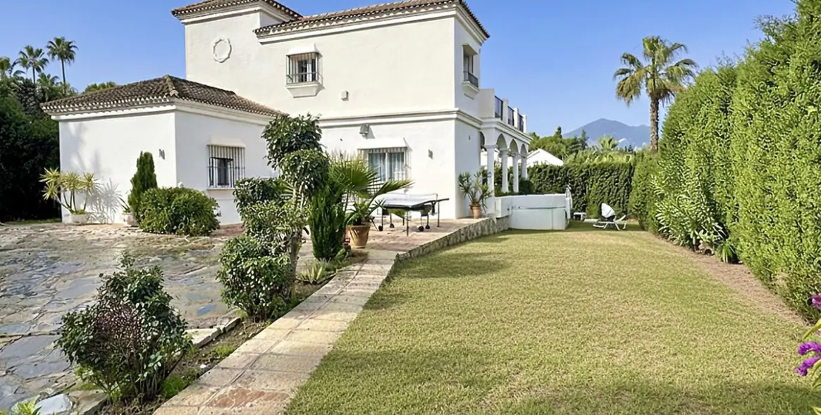 Sale of detached villa in Nueva Andalucía 1