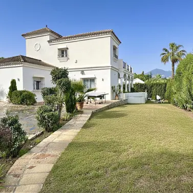 Sale of detached villa in Nueva Andalucía