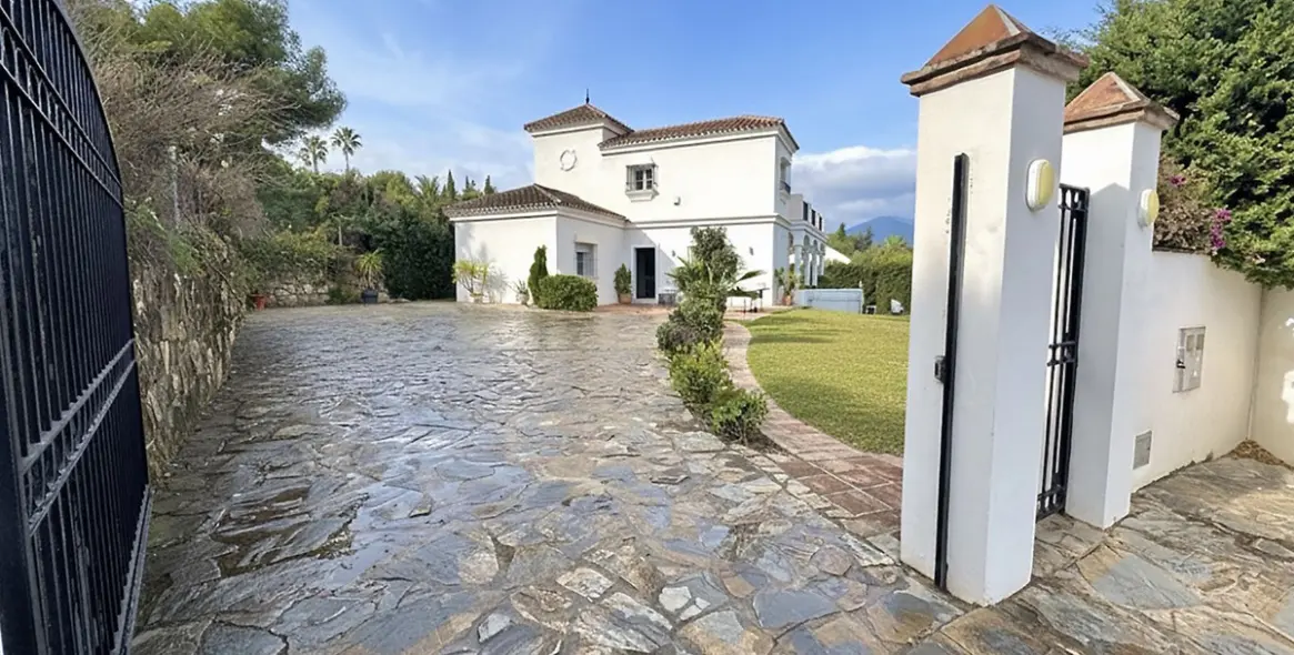 Sale of detached villa in Nueva Andalucía 4