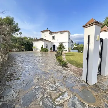 Sale of detached villa in Nueva Andalucía