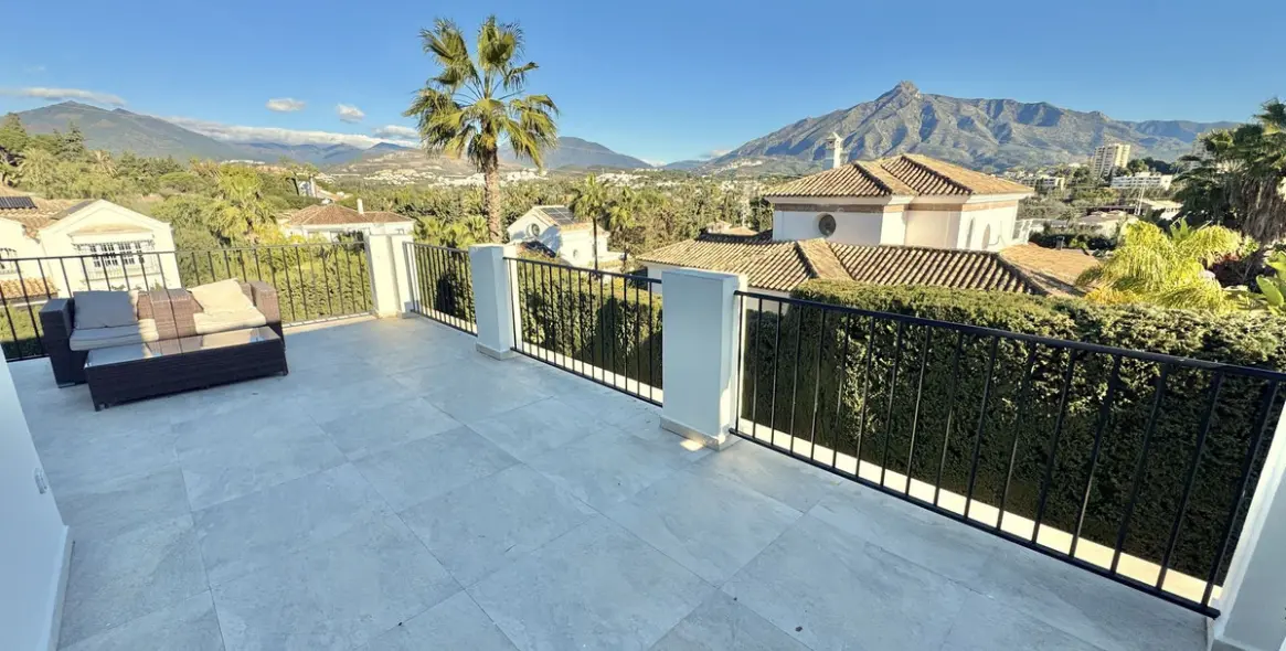 Venta de villa independiente en Nueva Andalucía 21