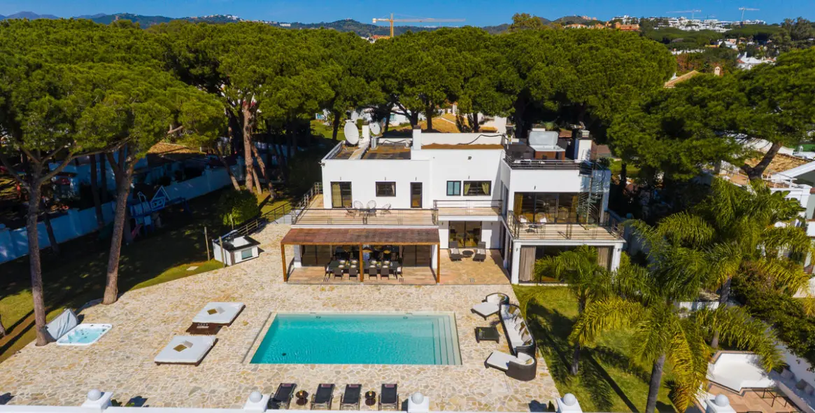 Sale of detached villa in Artola 4