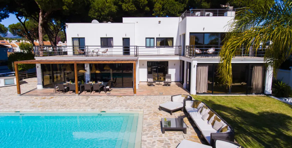 Sale of detached villa in Artola 5