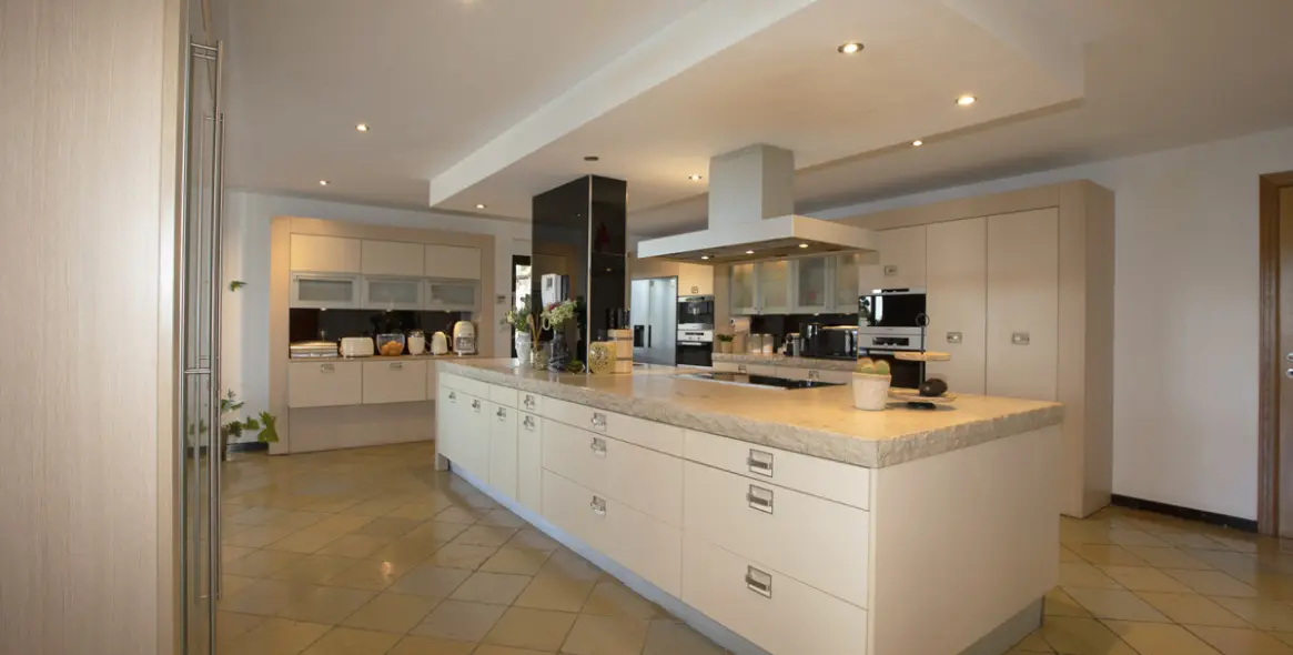 Sale of detached villa in Artola 18