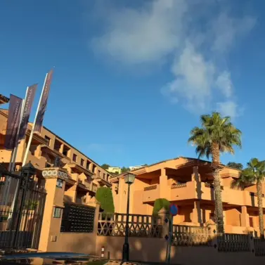 Alquiler a largo plazo de apartamento en planta media en Estepona