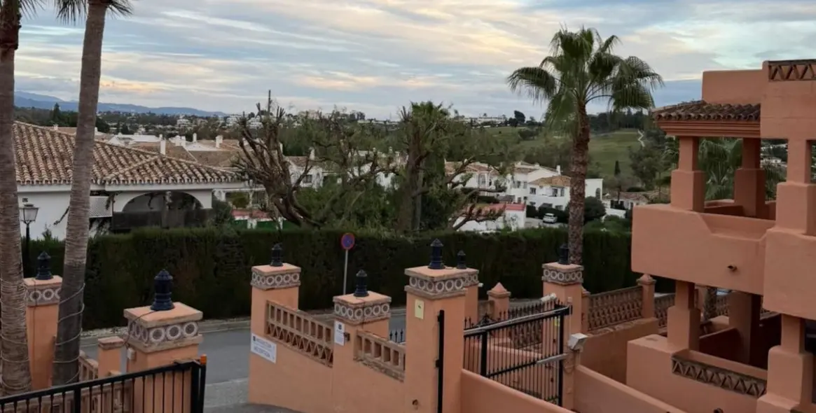 Long-term rent of middle floor apartment in Estepona 2