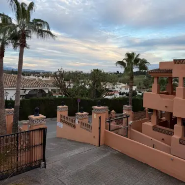 Alquiler a largo plazo de apartamento en planta media en Estepona