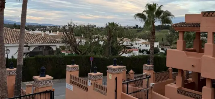 Alquiler a largo plazo de apartamento en planta media en Estepona 1