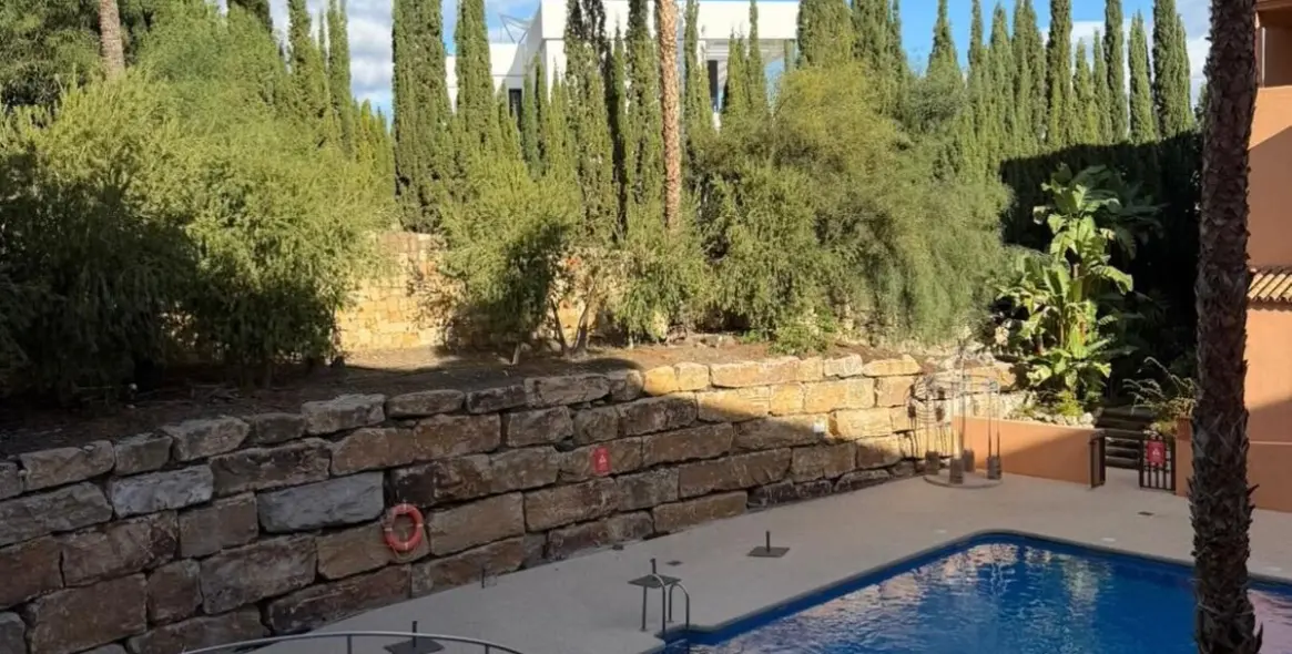 Long-term rent of middle floor apartment in Estepona 3