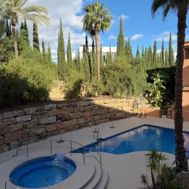 Alquiler a largo plazo de apartamento en planta media en Estepona