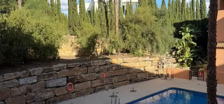 Alquiler a largo plazo de apartamento en planta media en Estepona 2