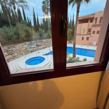 Alquiler a largo plazo de apartamento en planta media en Estepona