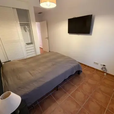 Alquiler a largo plazo de apartamento en planta media en Estepona