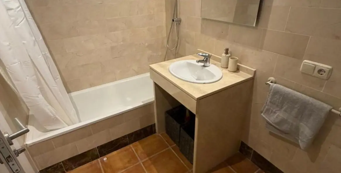 Long-term rent of middle floor apartment in Estepona 16