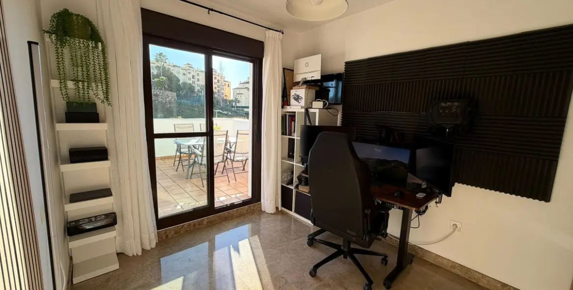 Sale of middle floor apartment in Selwo 21