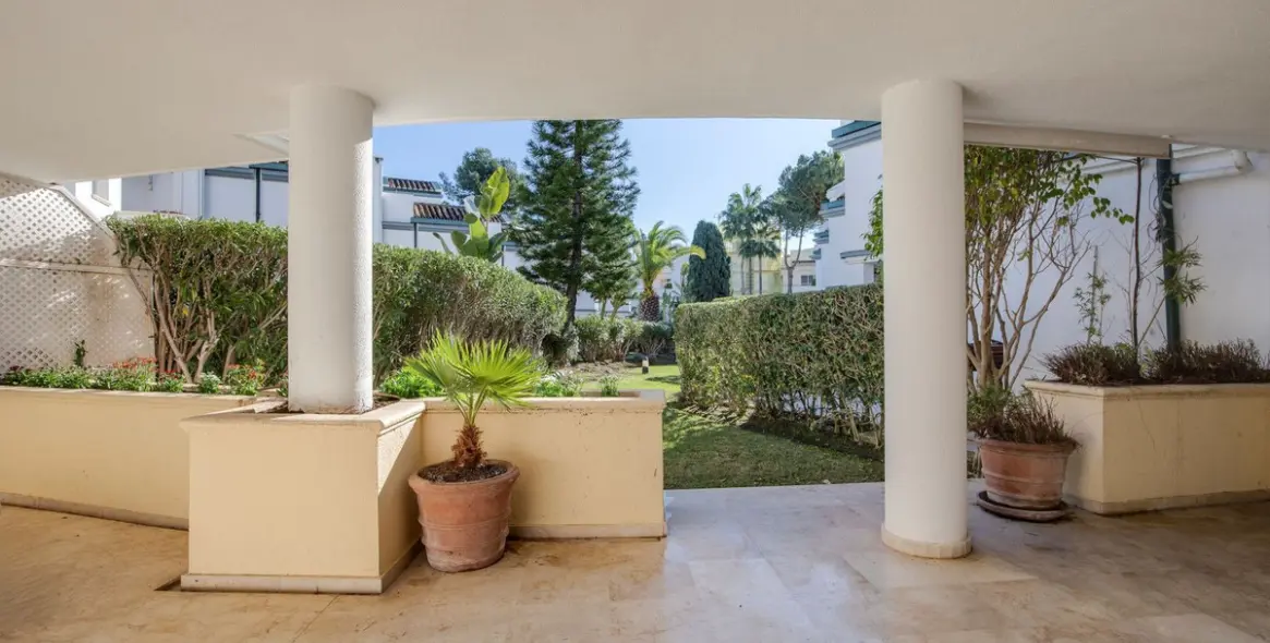 Продажа апартаментов на первом этаже в Estepona 2