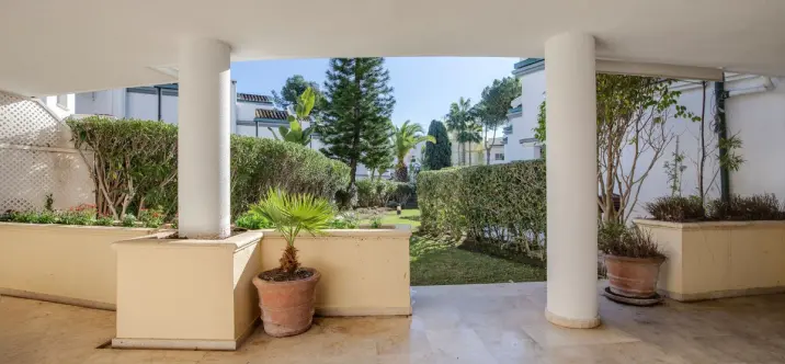 Продажа апартаментов на первом этаже в Estepona 1