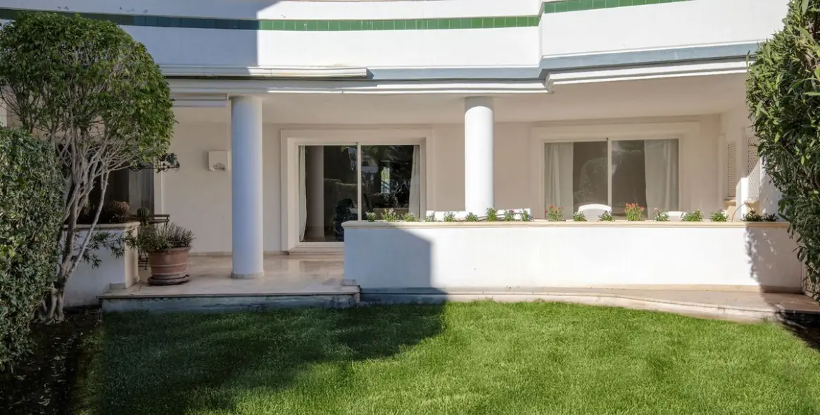 Продажа апартаментов на первом этаже в Estepona 3