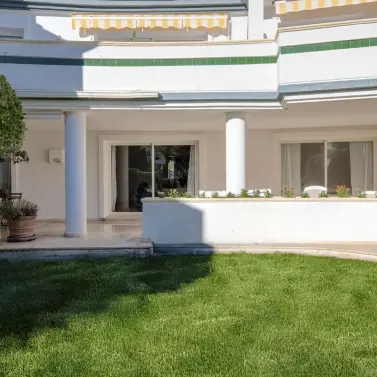 Продажа апартаментов на первом этаже в Estepona