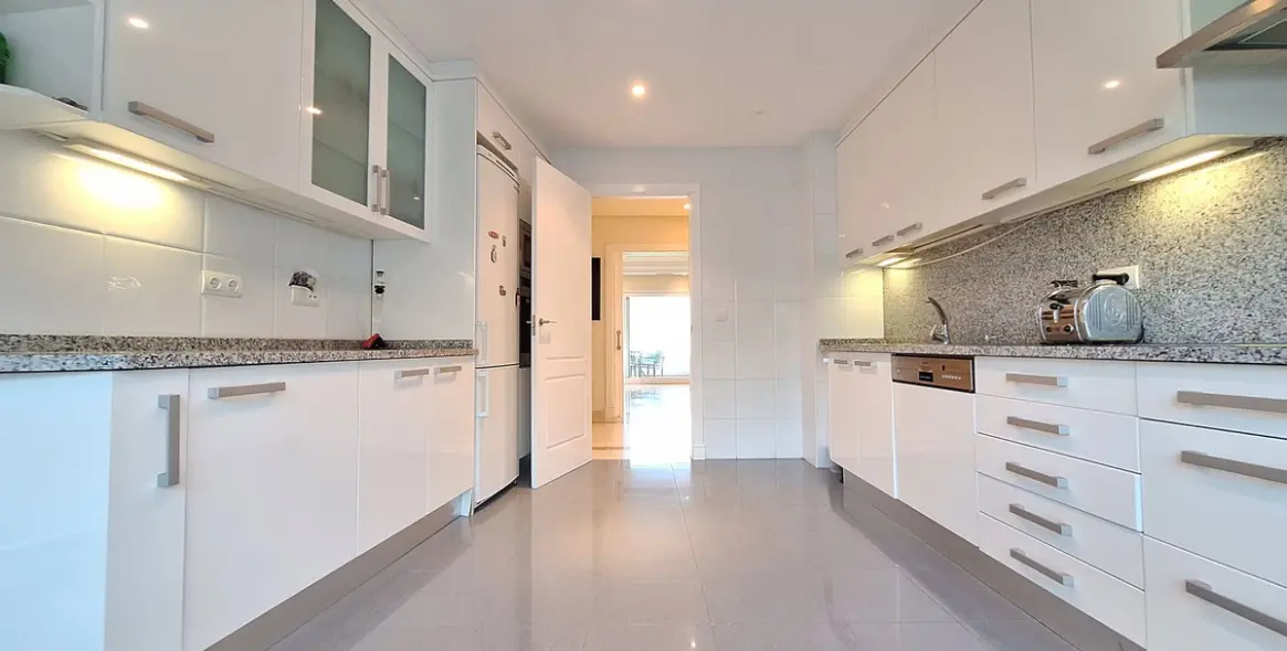 Продажа двухуровневого пентхауса в Nueva Andalucía 9