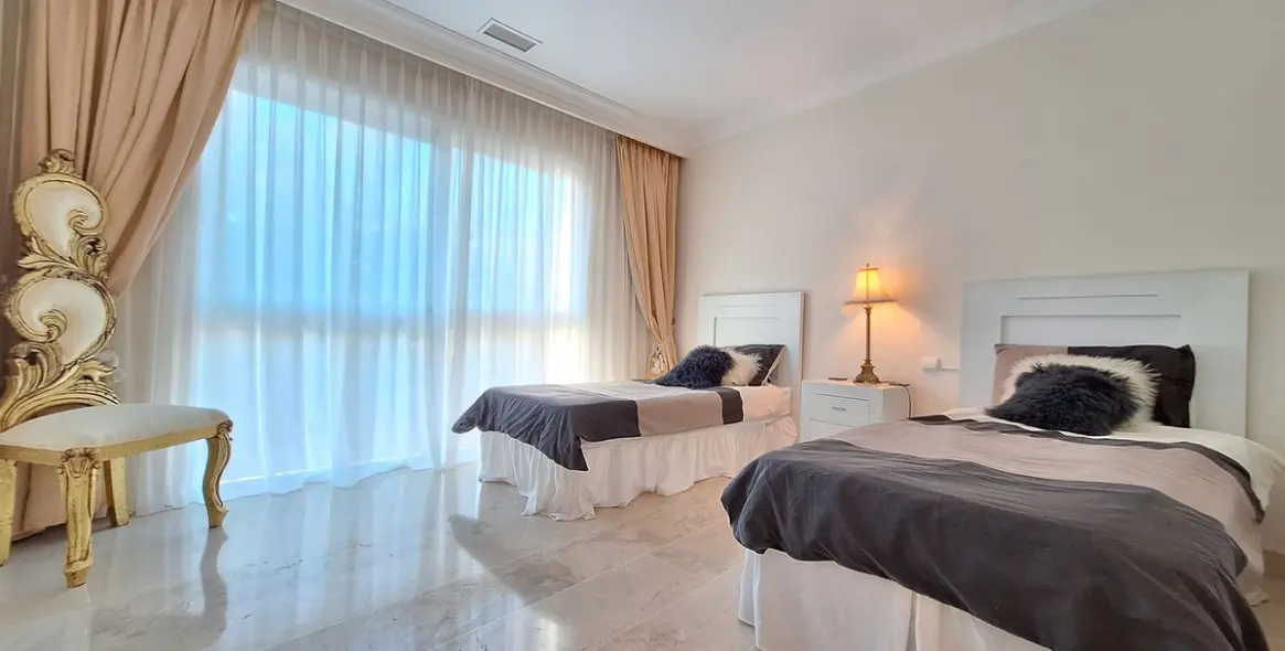 Sale of penthouse duplex in Nueva Andalucía 28