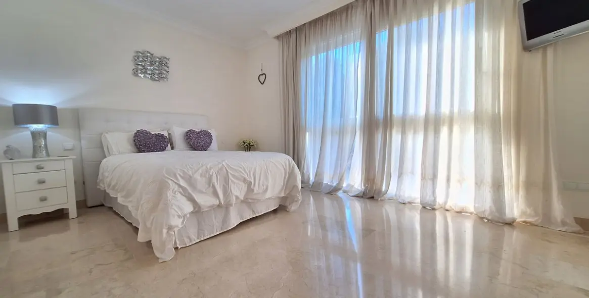 Sale of penthouse duplex in Nueva Andalucía 32