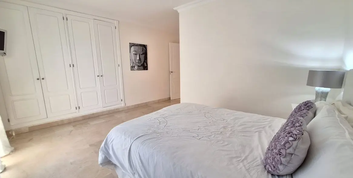 Sale of penthouse duplex in Nueva Andalucía 33