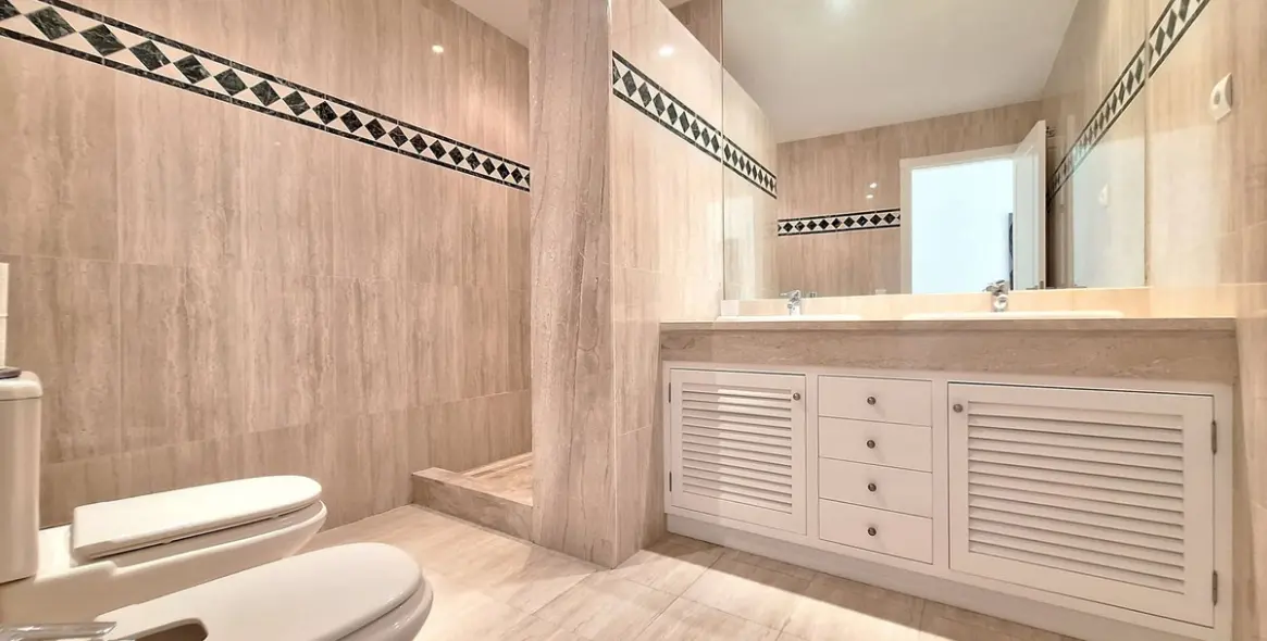 Sale of penthouse duplex in Nueva Andalucía 34