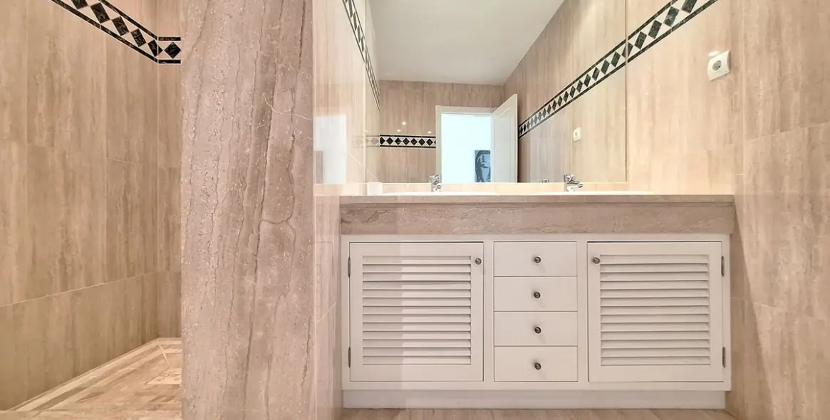 Sale of penthouse duplex in Nueva Andalucía 35