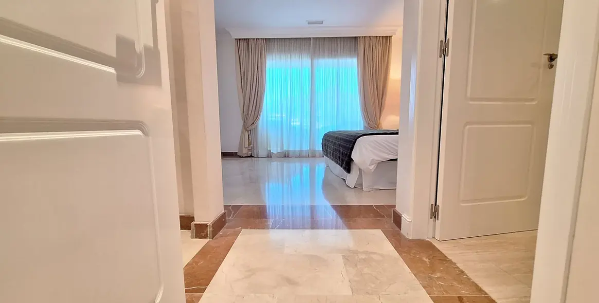 Sale of penthouse duplex in Nueva Andalucía 36