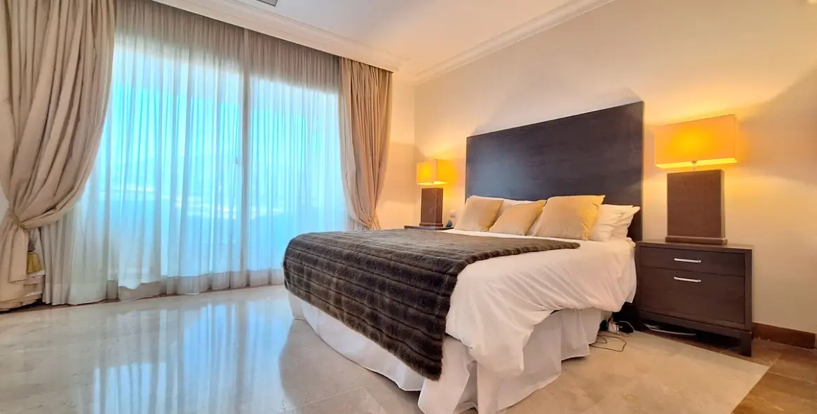 Sale of penthouse duplex in Nueva Andalucía 38