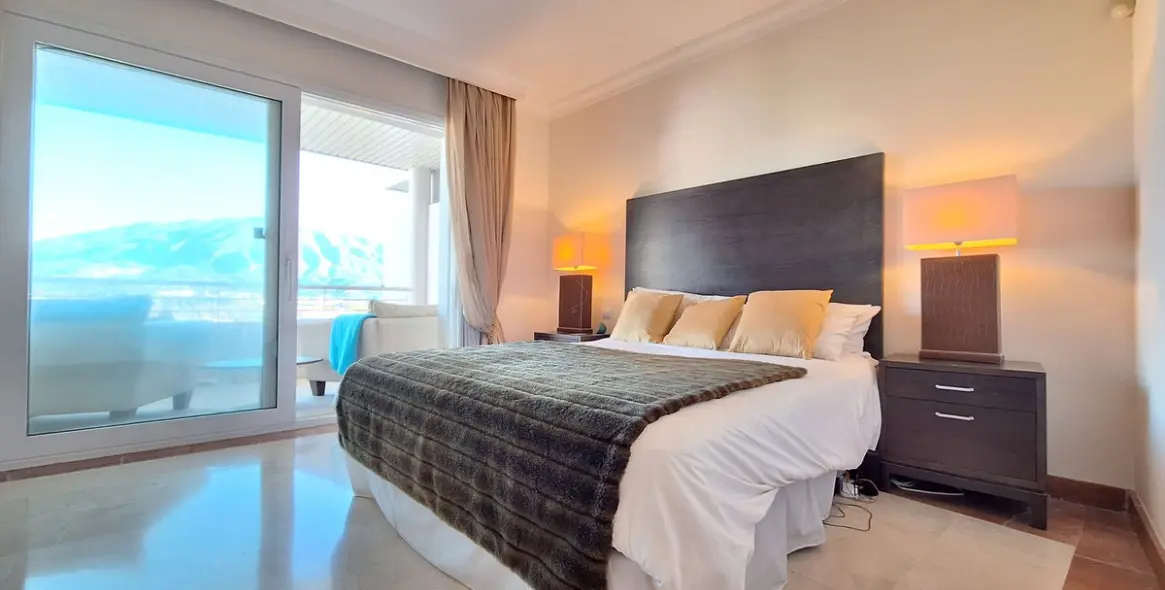 Sale of penthouse duplex in Nueva Andalucía 40