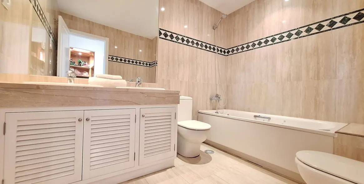 Sale of penthouse duplex in Nueva Andalucía 42