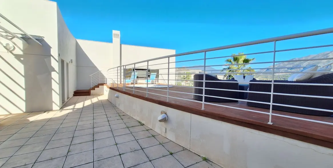 Sale of penthouse duplex in Nueva Andalucía 55