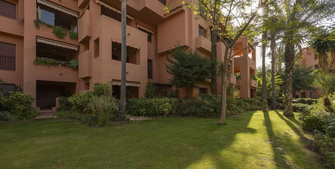 Sale of middle floor apartment in El Rosario 29