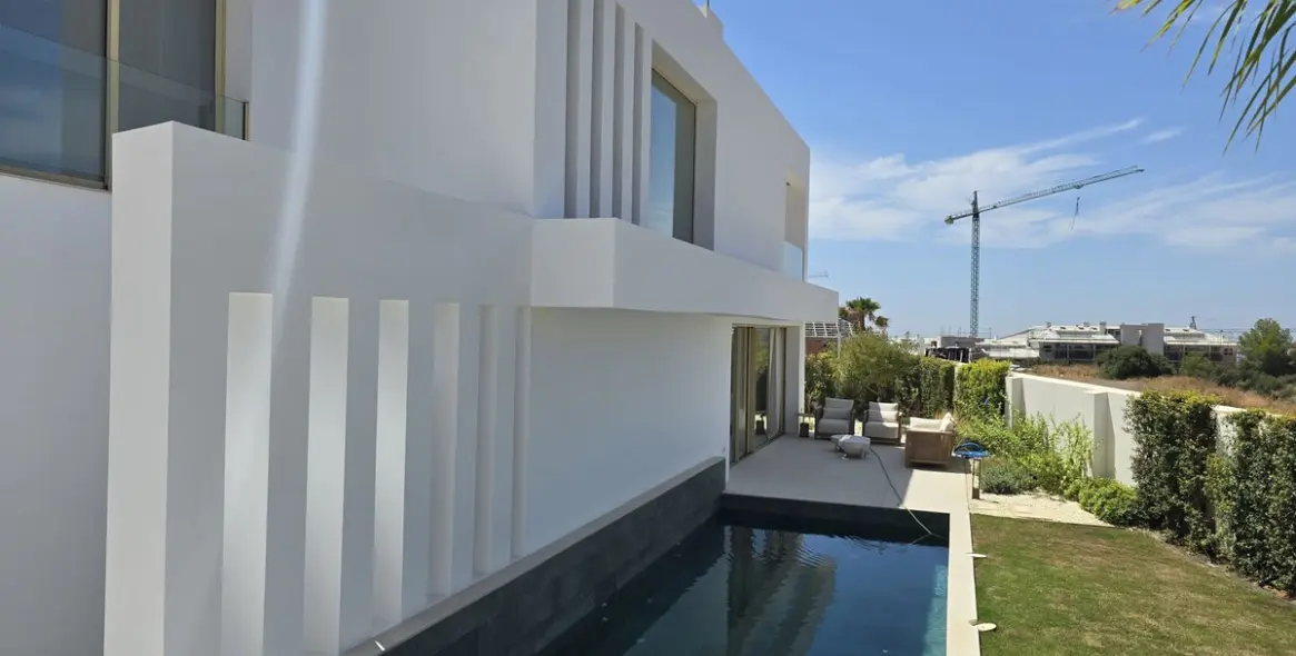 Sale of detached villa in Málaga 2