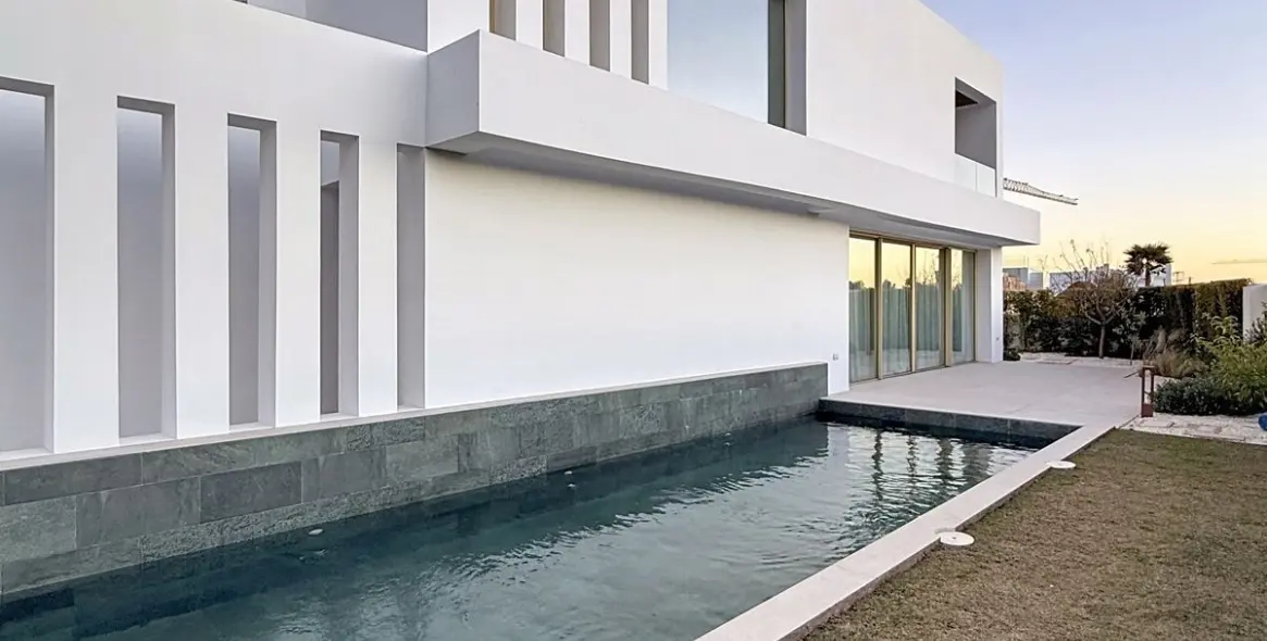 Sale of detached villa in Málaga 16