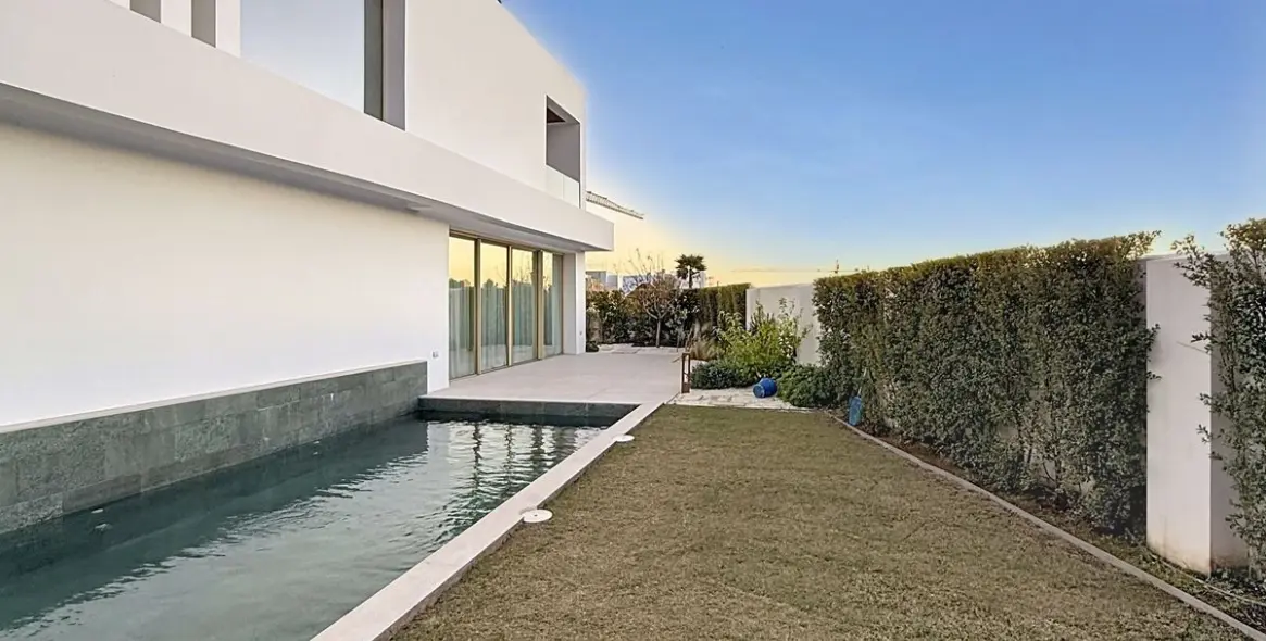 Sale of detached villa in Málaga 20