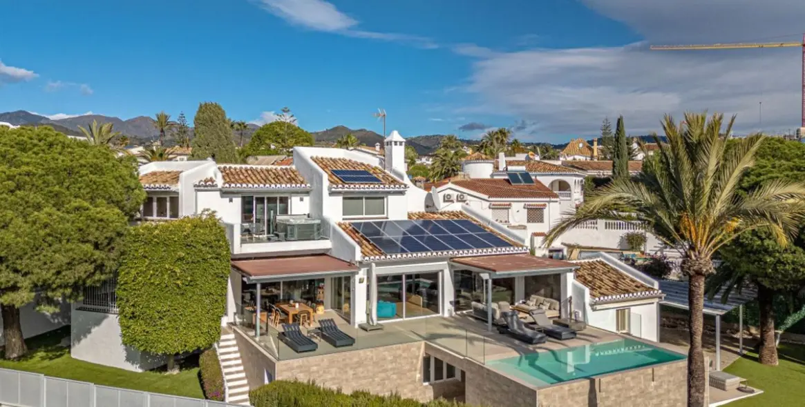 Продажа  отдельно стоящей виллы в Las Chapas 2