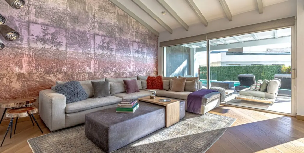 Продажа  отдельно стоящей виллы в Las Chapas 5