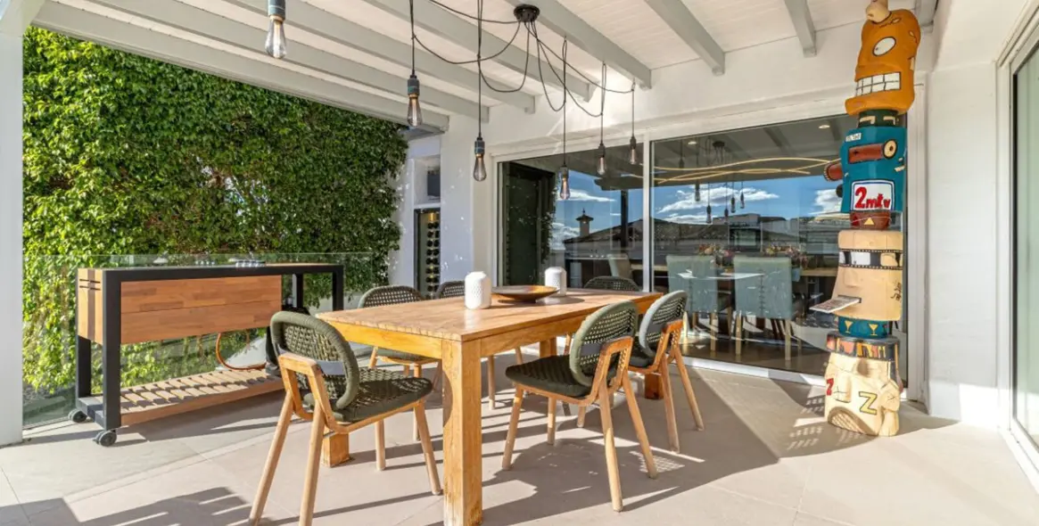 Продажа  отдельно стоящей виллы в Las Chapas 15