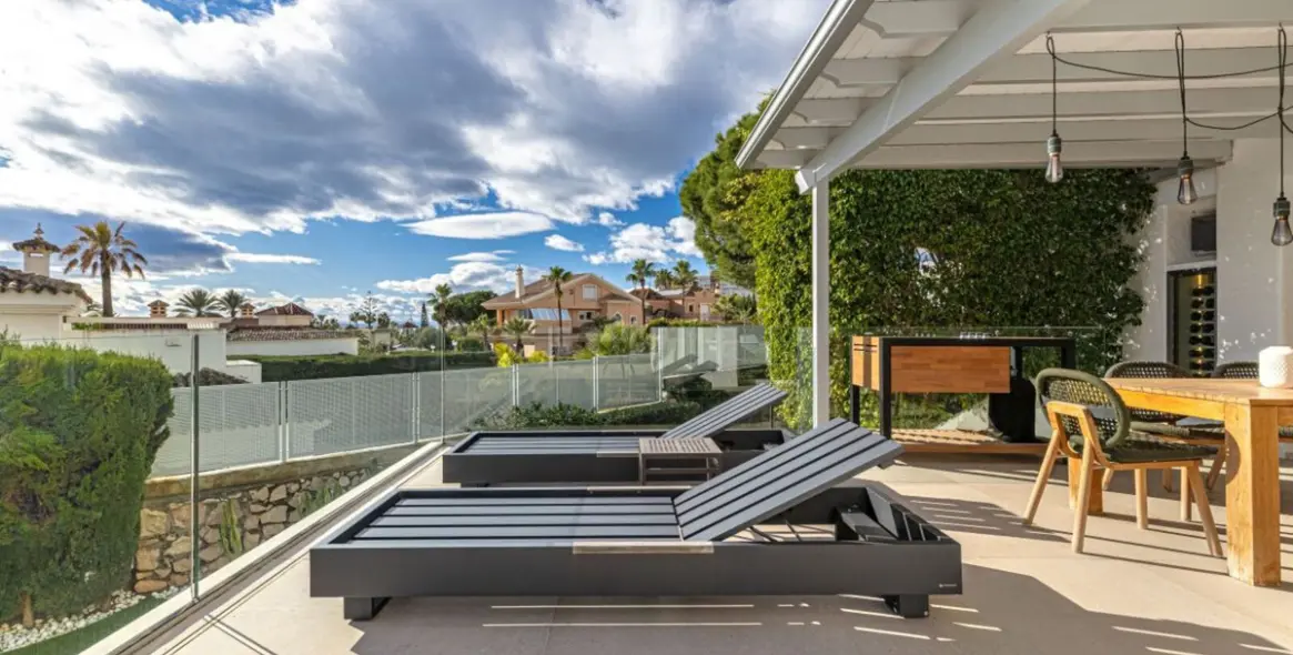 Продажа  отдельно стоящей виллы в Las Chapas 17